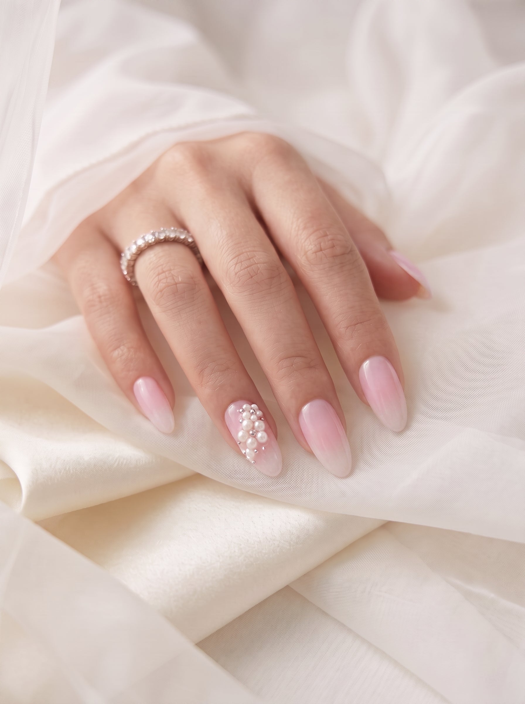 Pearl Ombré takma tırnak - inci detaylı almond form