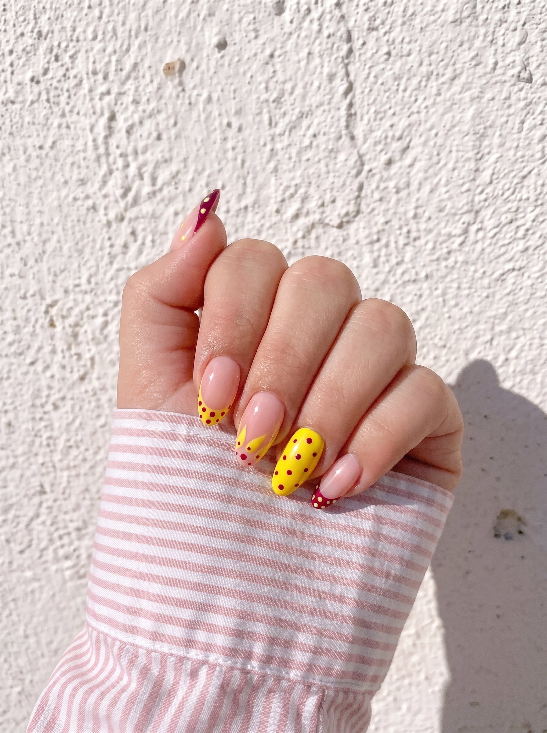 Sarı bordo puantiyeli press-on nail - el üzerinde görünüm
